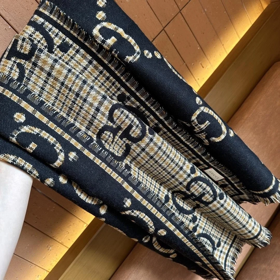 구찌 GG 체크 울 블랙 베이지 스카프