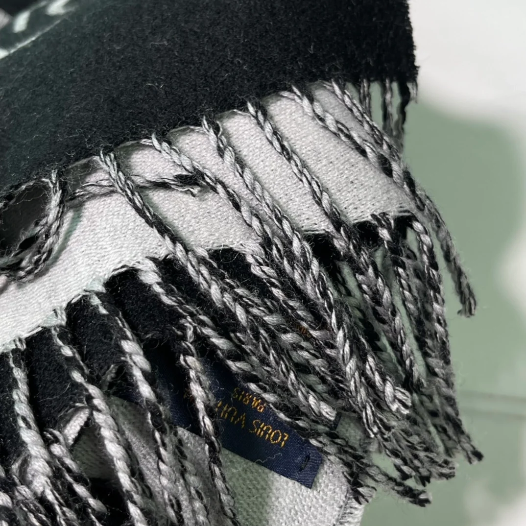 루이비통 LV 에센셜 모노그램 울 머플러 블랙