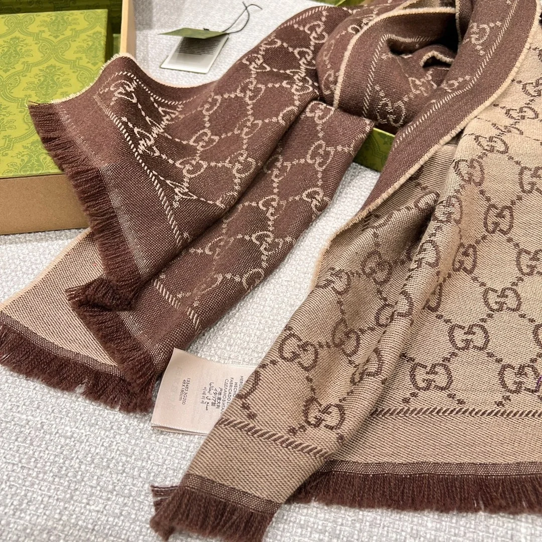 구찌 GG 자카드 니트 머플러