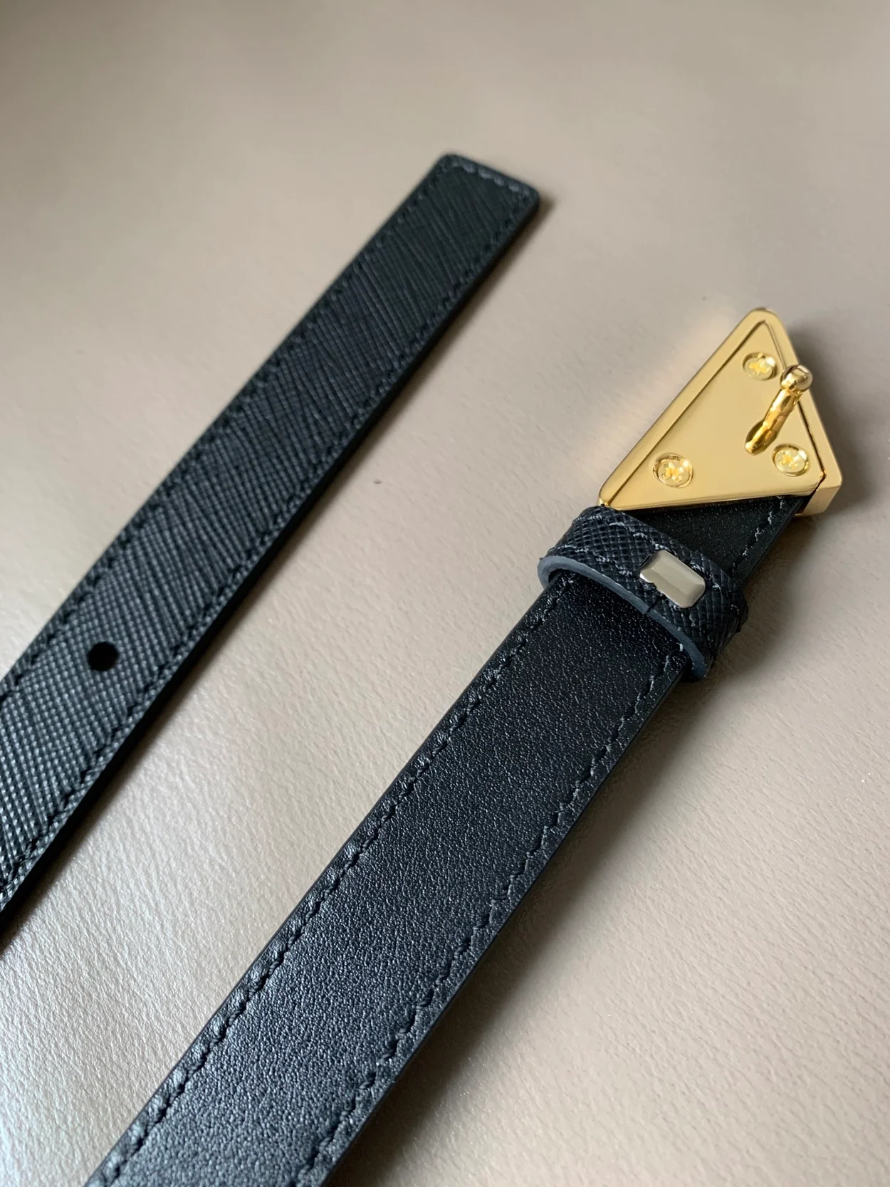 프라다 로고 버클 사피아노 가죽 벨트 골드