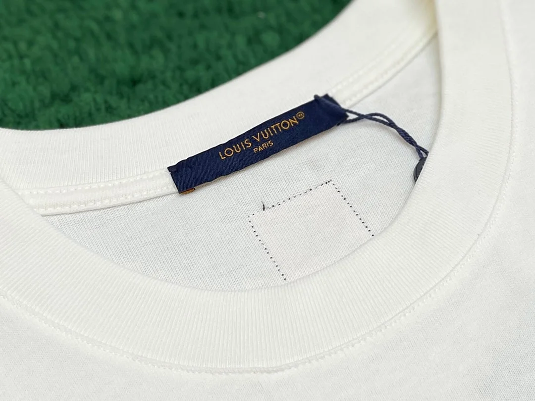 루이비통 자수 반팔 티셔츠 1AFR96
