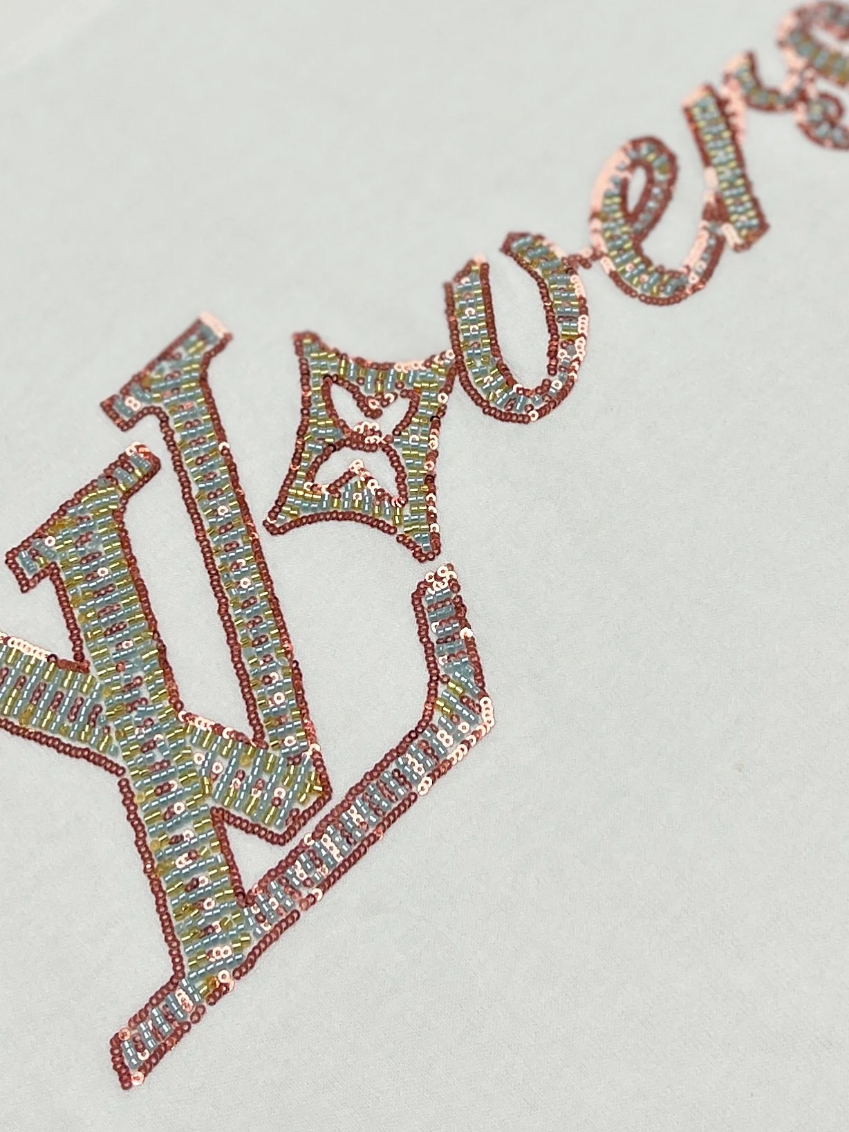 루이비통 자수 반팔 티셔츠 1AFR96