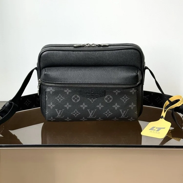 루이비통 아웃도어 메신저 백 M30233