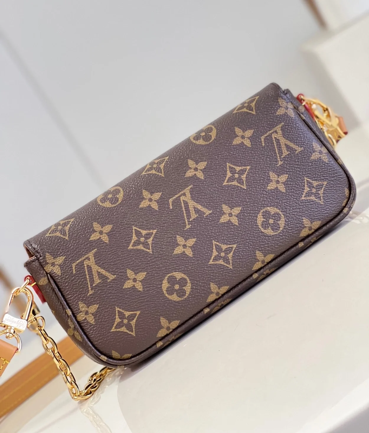 루이비통 월릿 온 체인 아이비 백 M81911