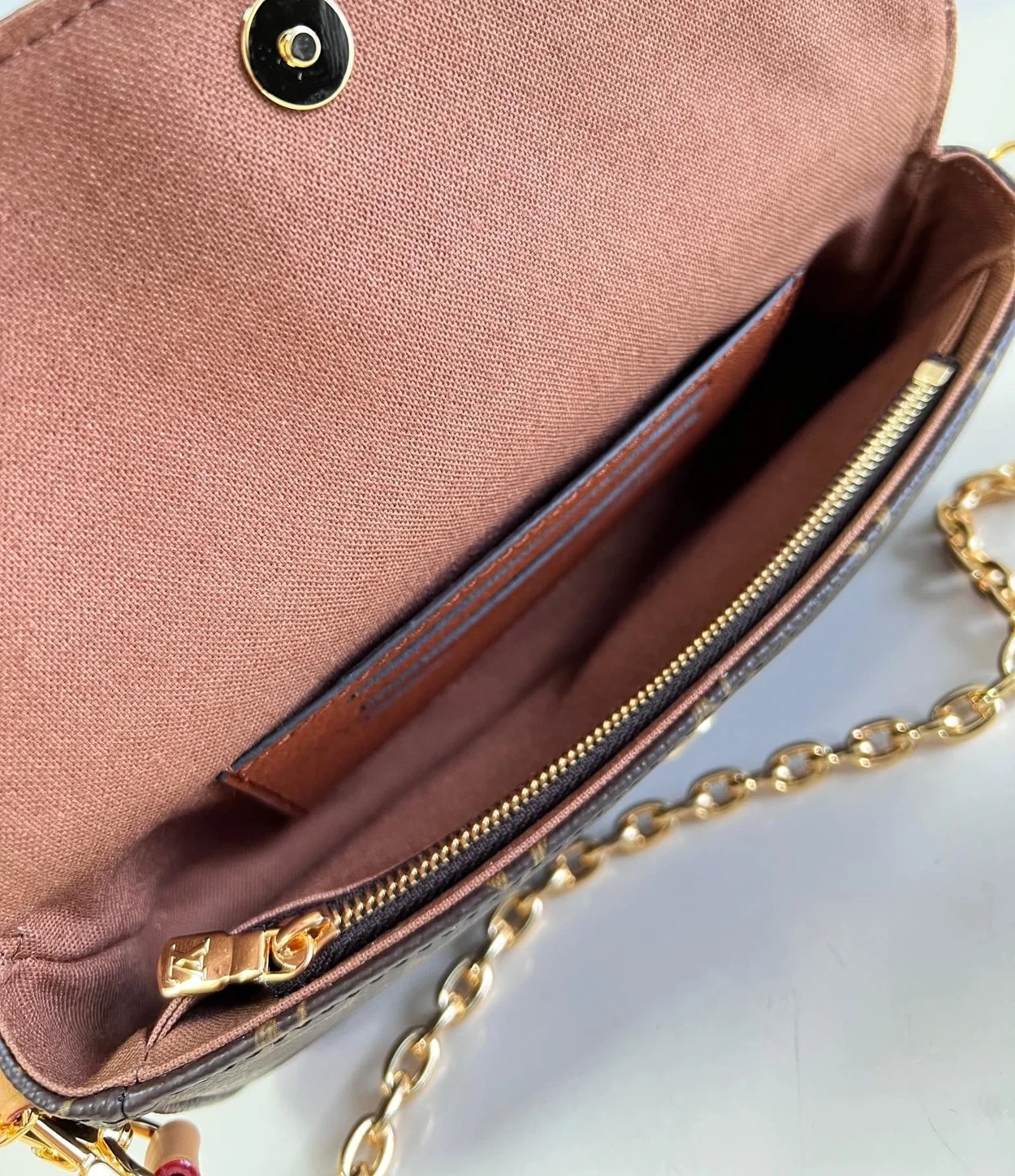 루이비통 월릿 온 체인 아이비 백 M81911