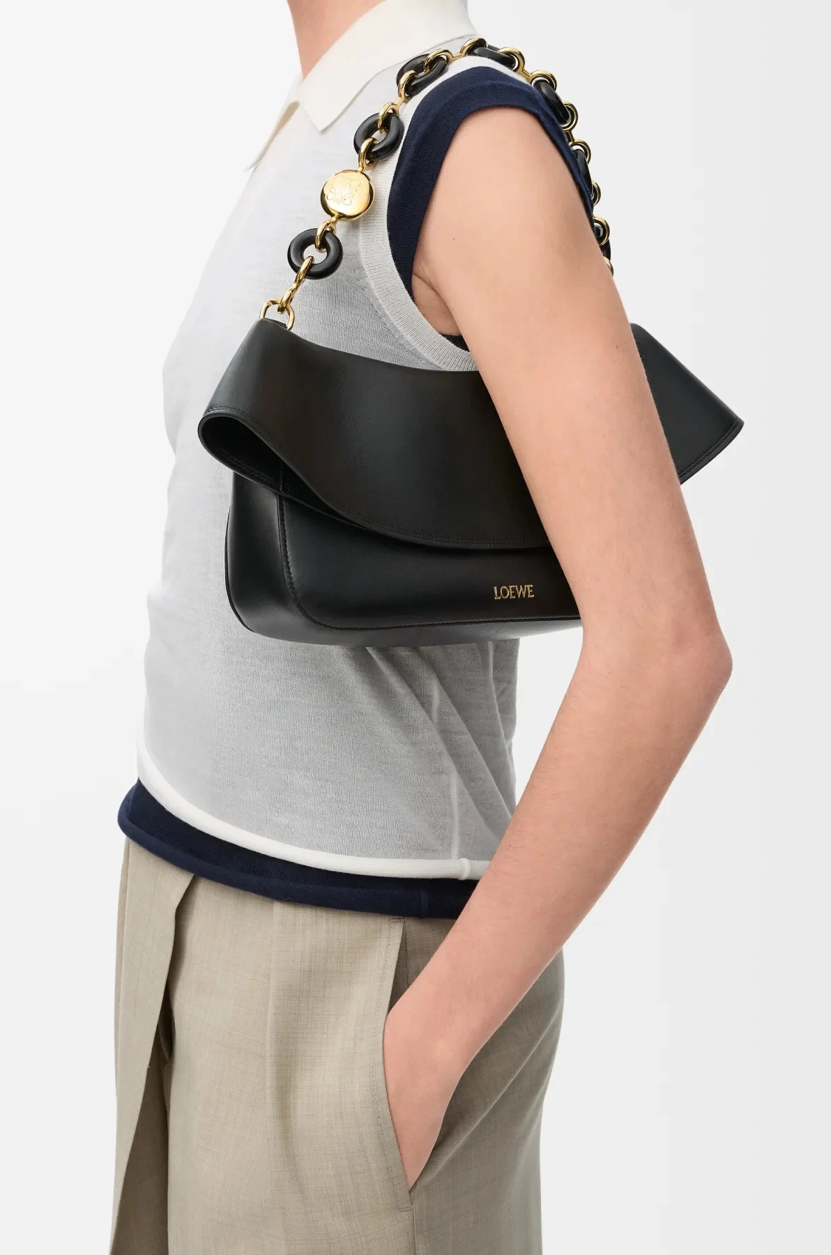 로에베 OLA 올라 미디엄 레더 숄더 AP22P22