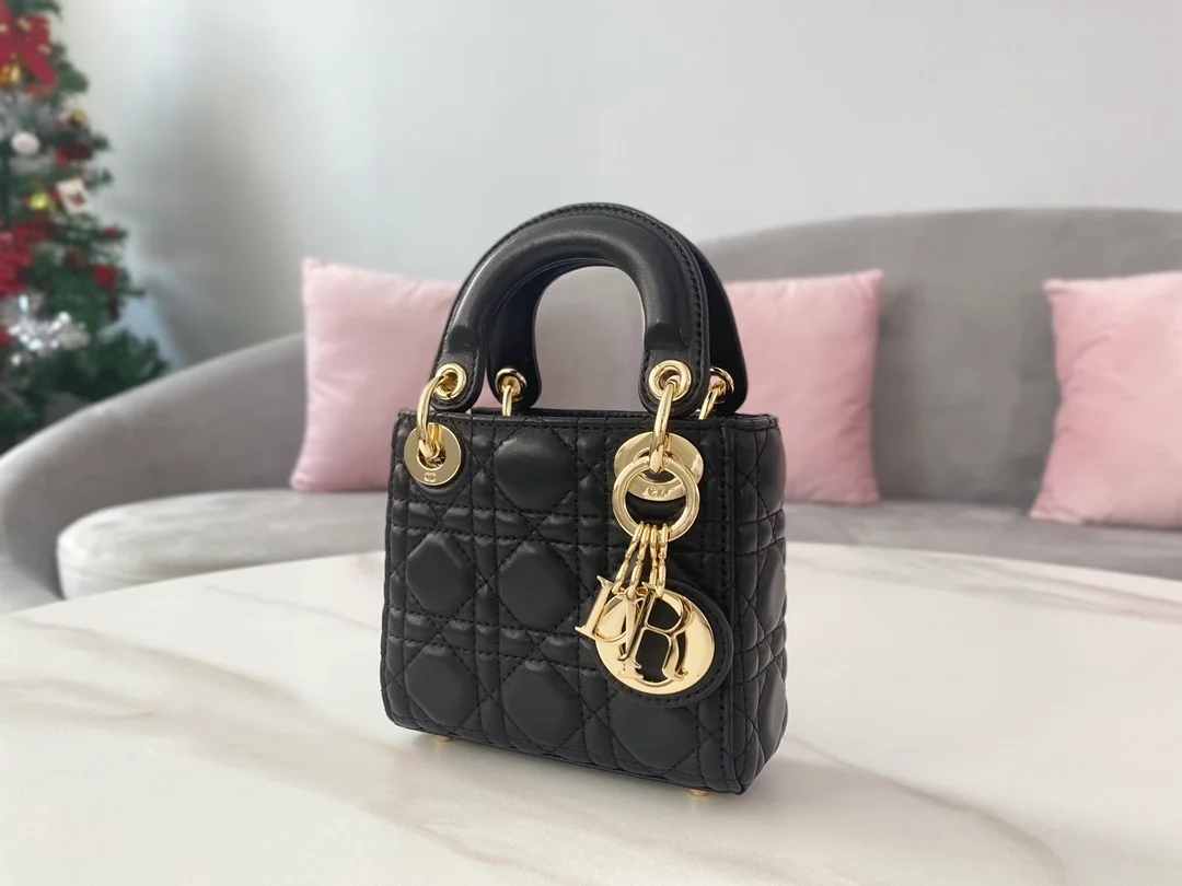 디올 레이디 마이크로 핸드백 블랙