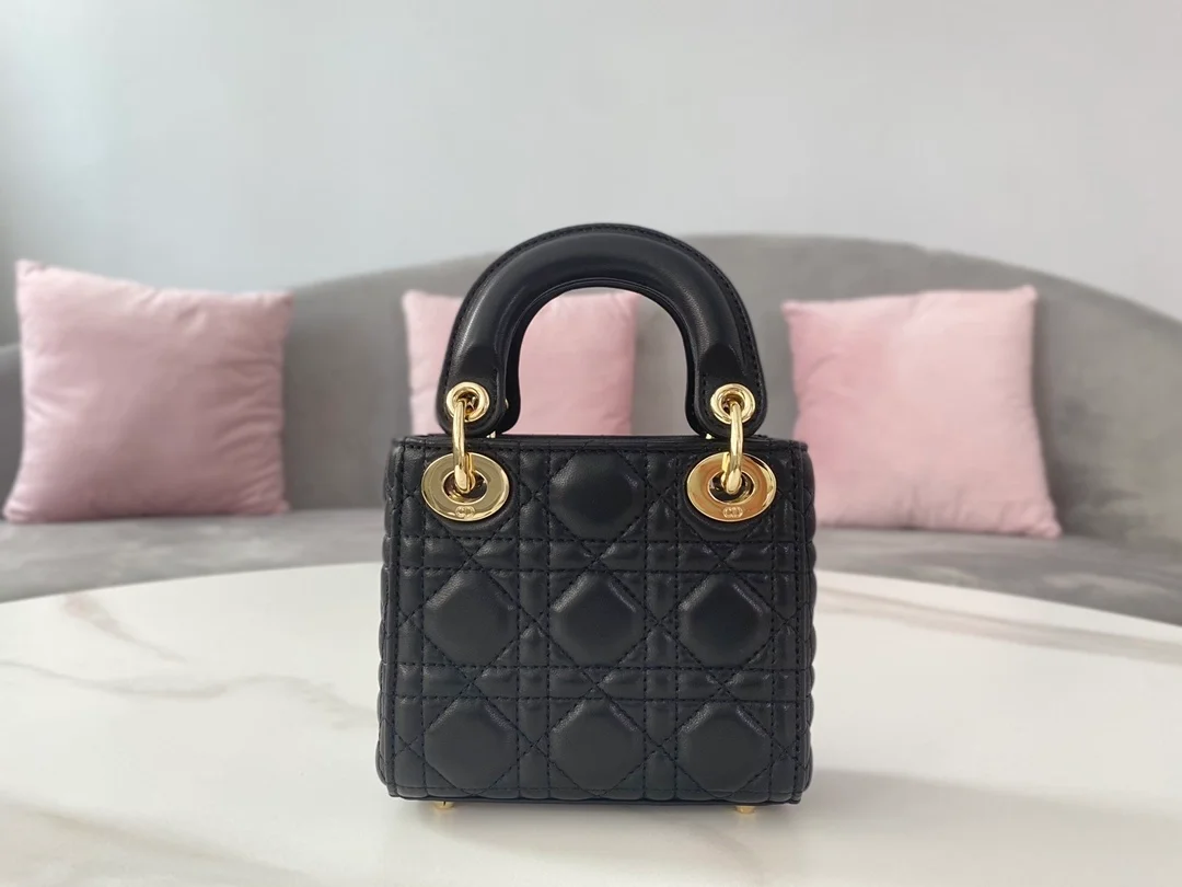 디올 레이디 마이크로 핸드백 블랙