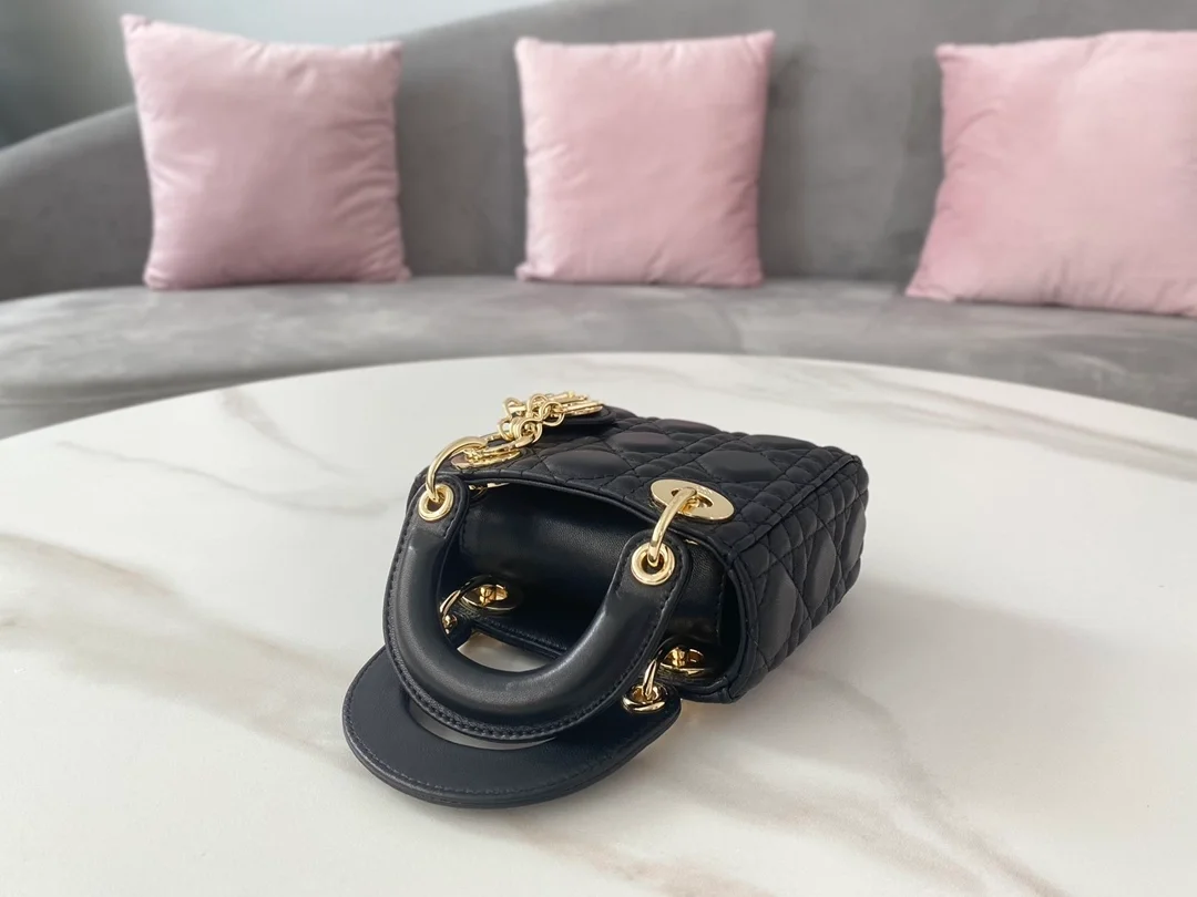 디올 레이디 마이크로 핸드백 블랙