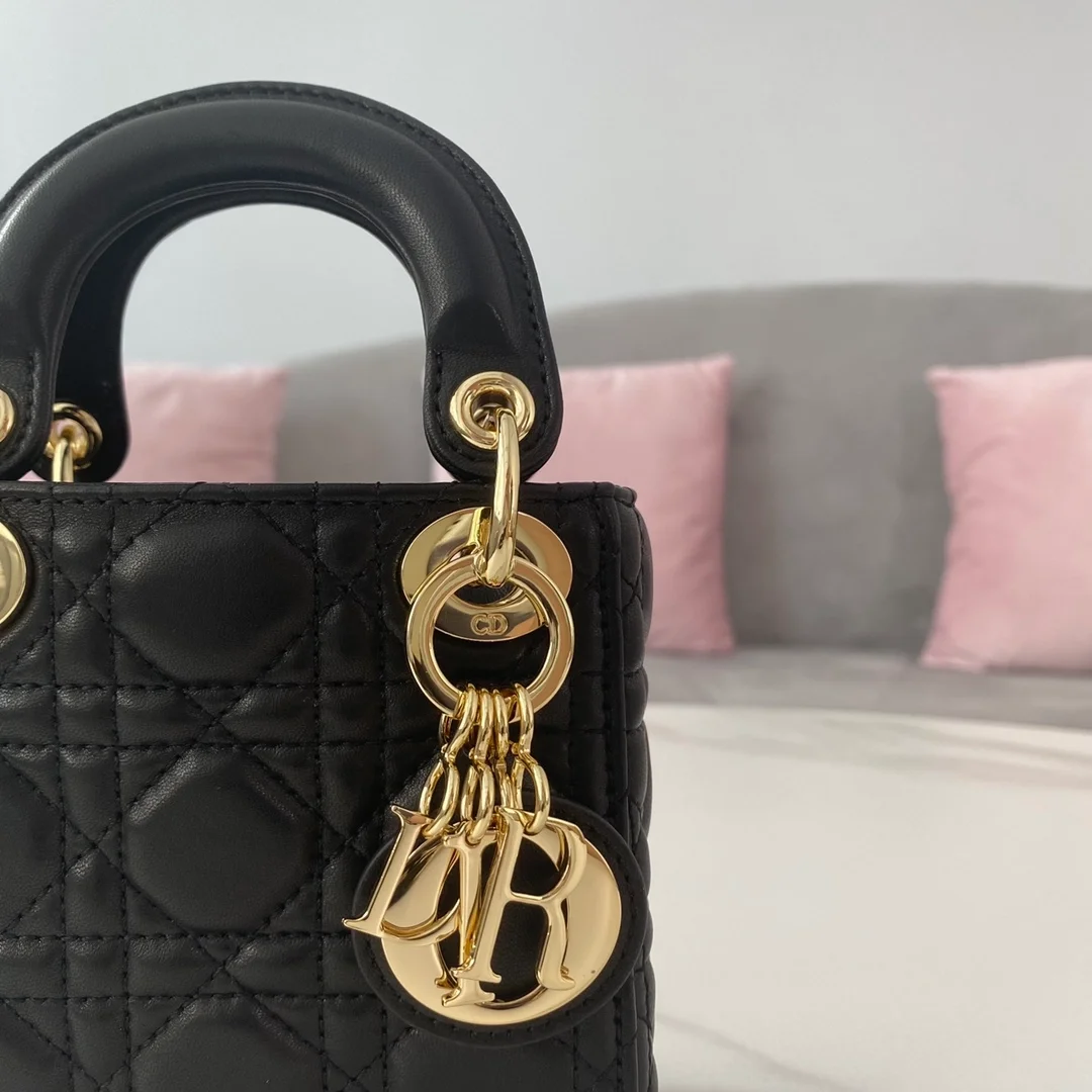 디올 레이디 마이크로 핸드백 블랙