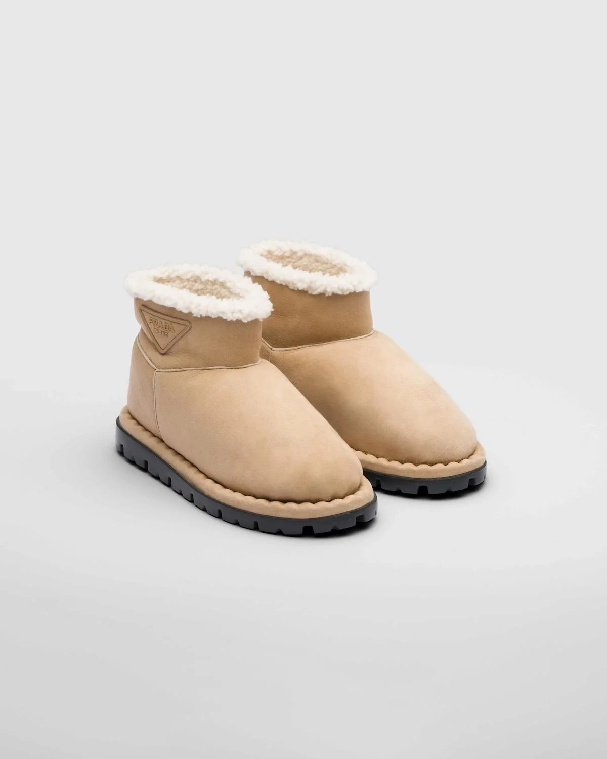 프라다 시어링 부티 에크루