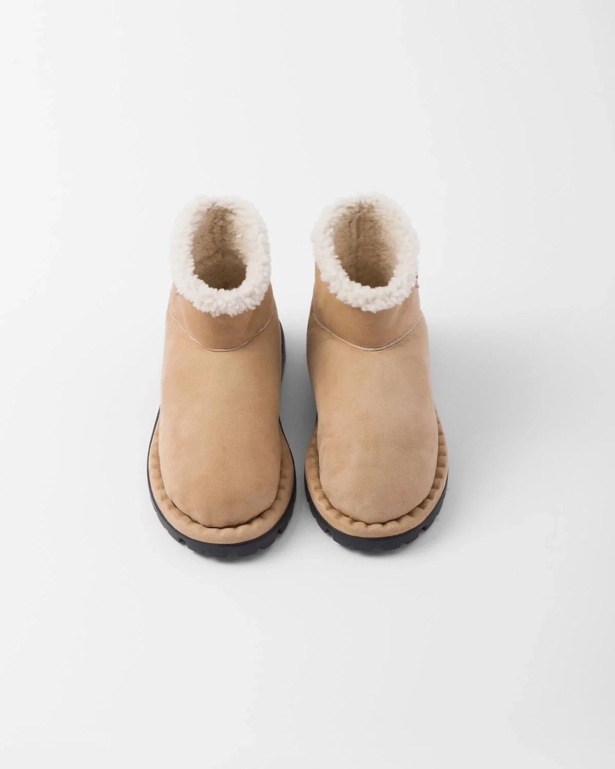 프라다 시어링 부티 에크루