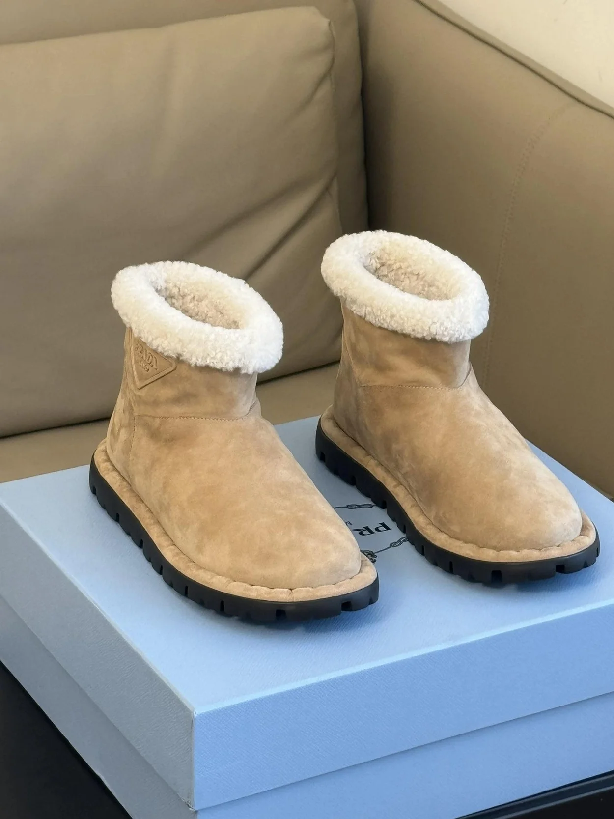 프라다 시어링 부티 에크루