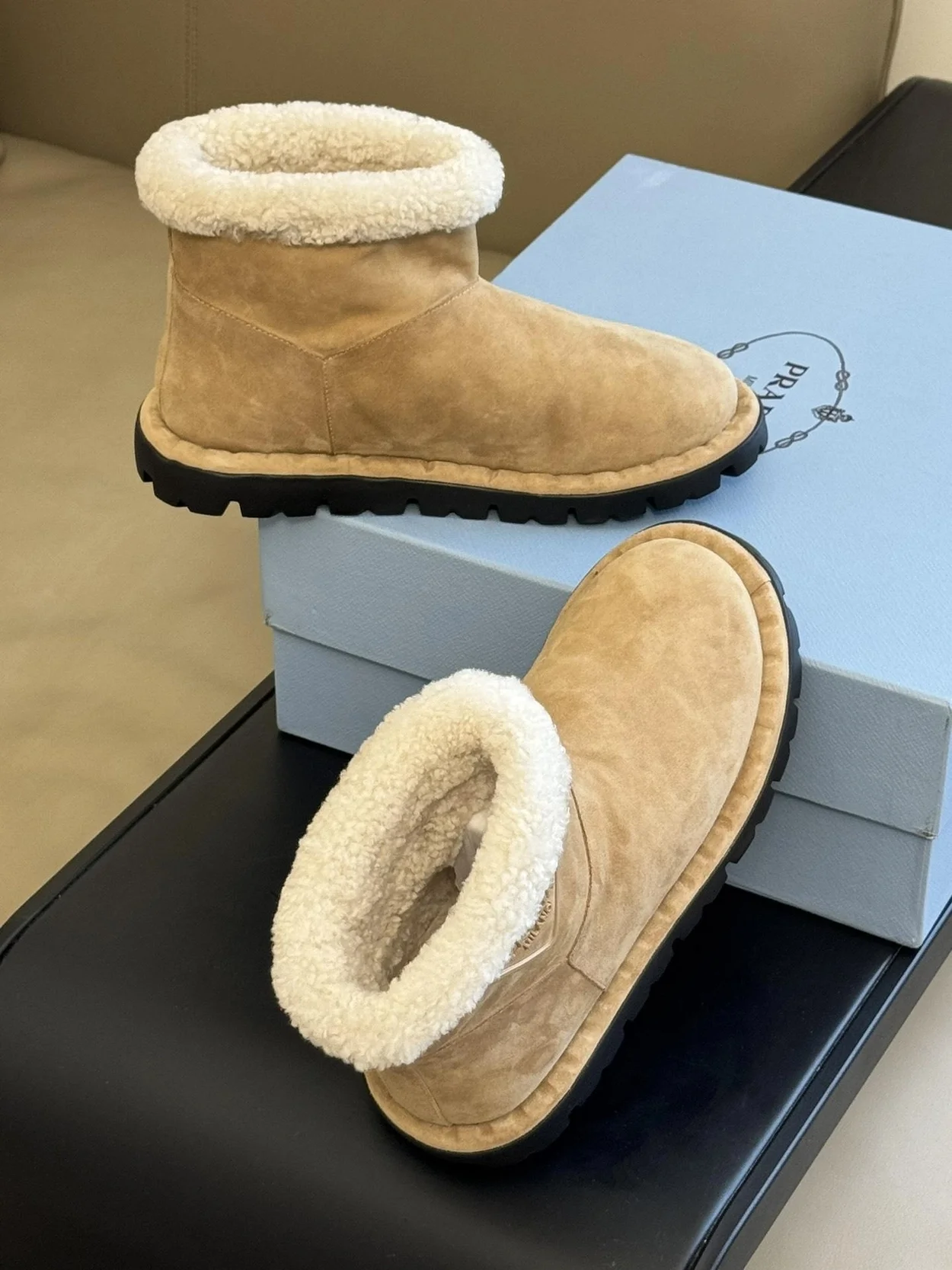 프라다 시어링 부티 에크루