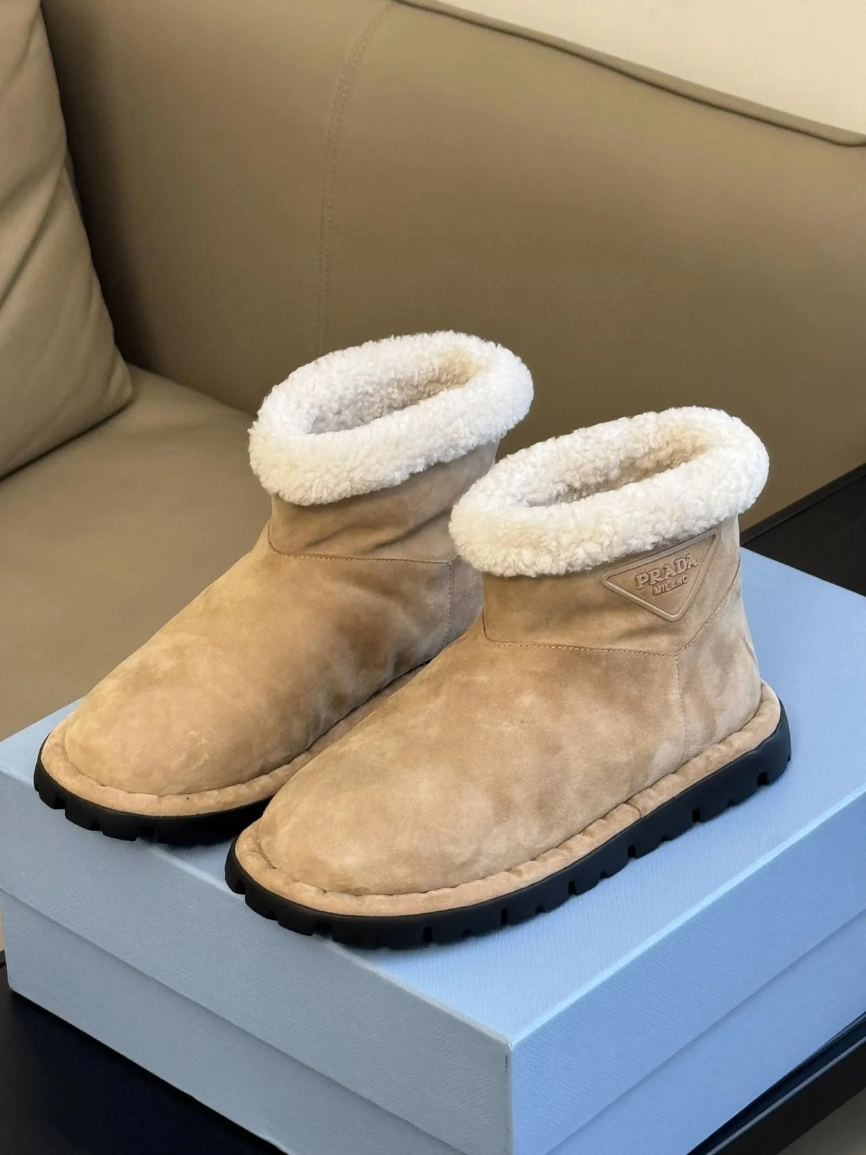 프라다 시어링 부티 에크루