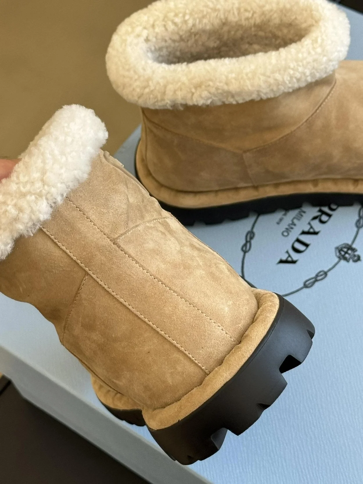 프라다 시어링 부티 에크루