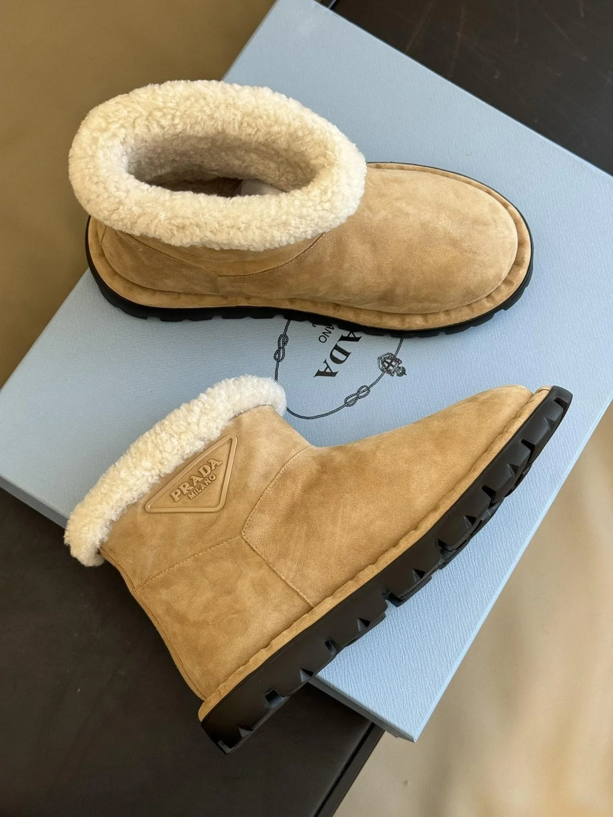 프라다 시어링 부티 에크루