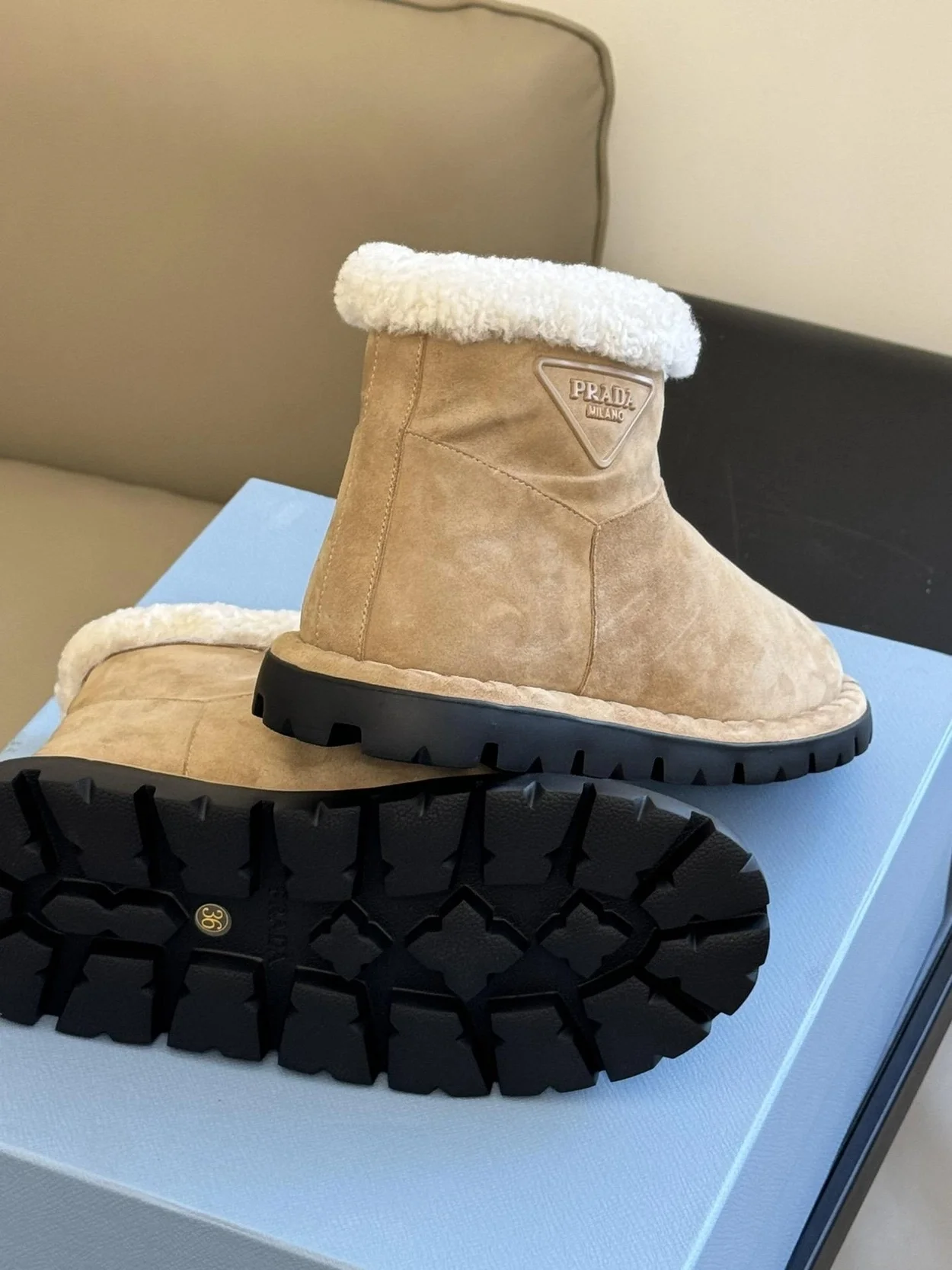 프라다 시어링 부티 에크루