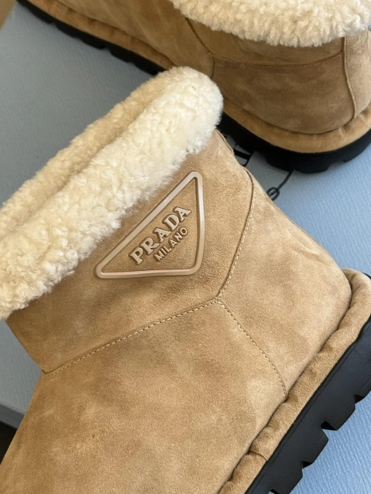 프라다 시어링 부티 에크루