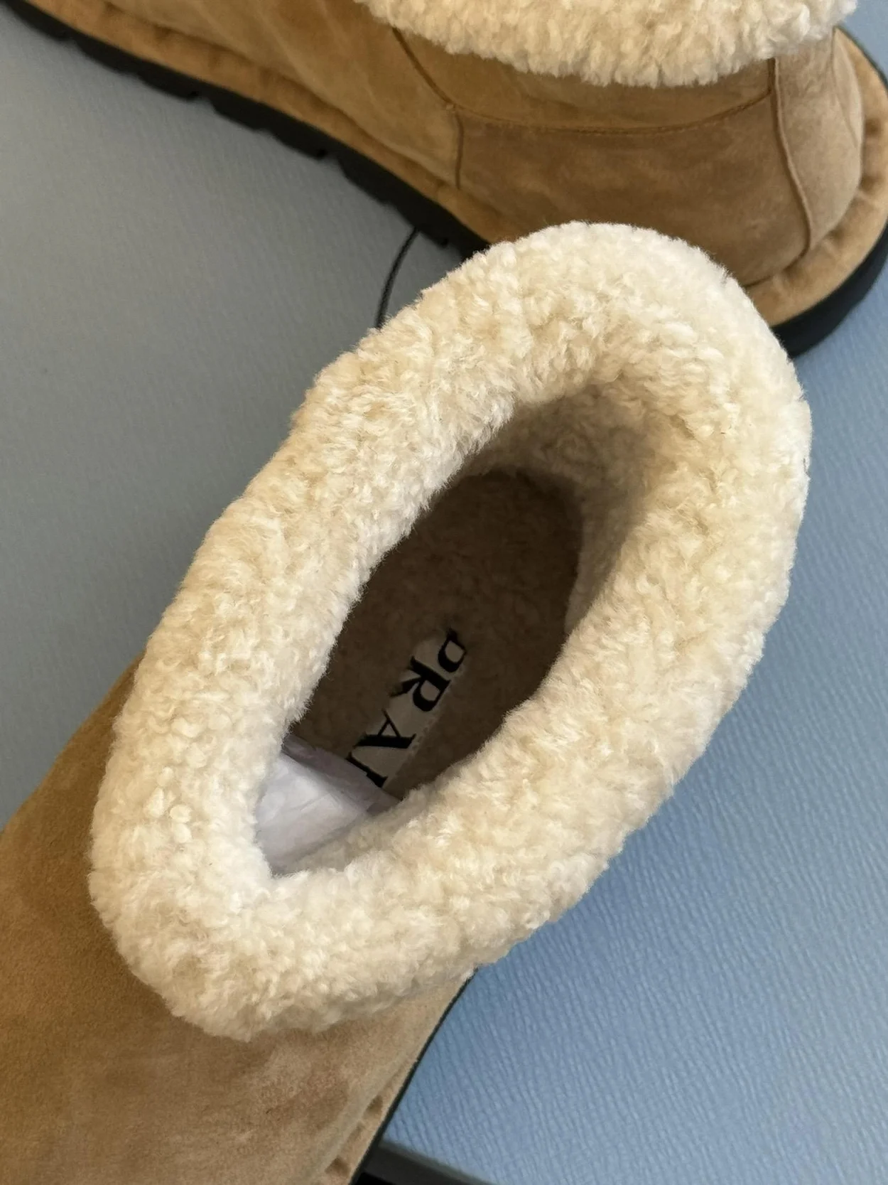 프라다 시어링 부티 에크루