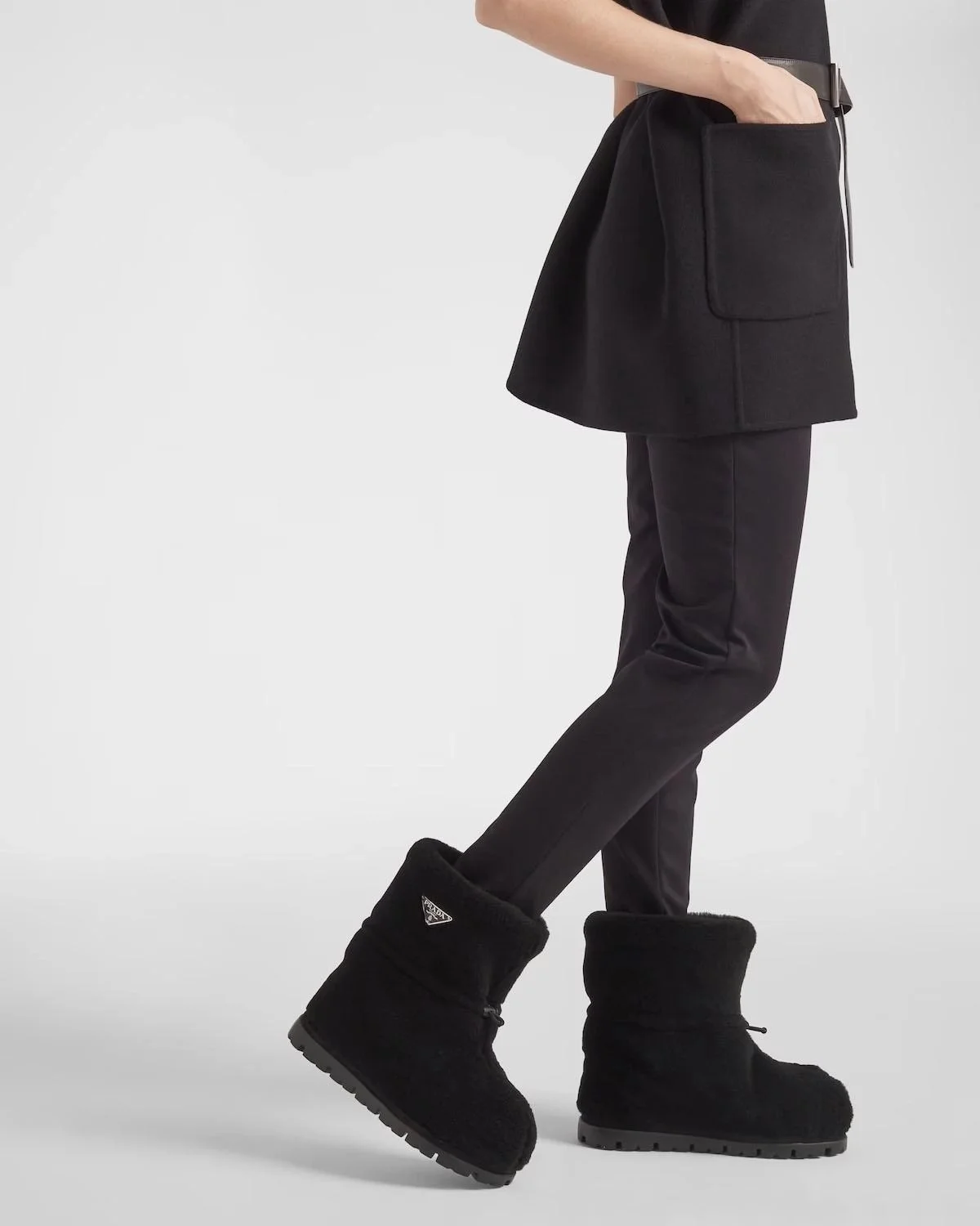 프라다 시어링 부티 블랙