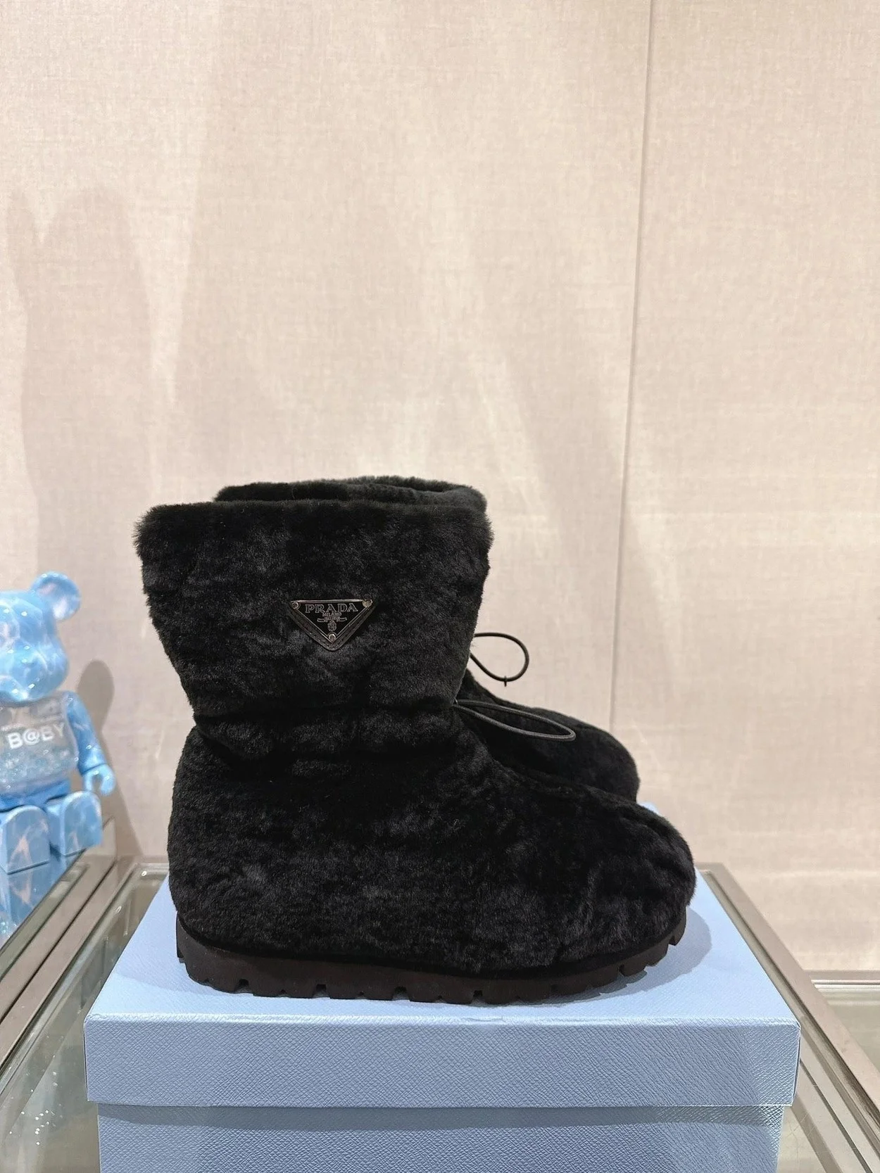 프라다 시어링 부티 블랙