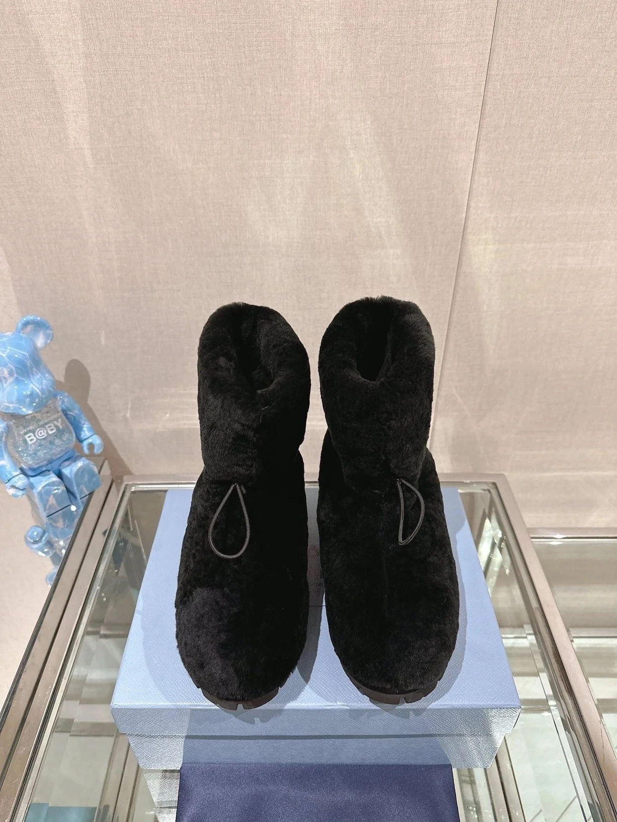 프라다 시어링 부티 블랙