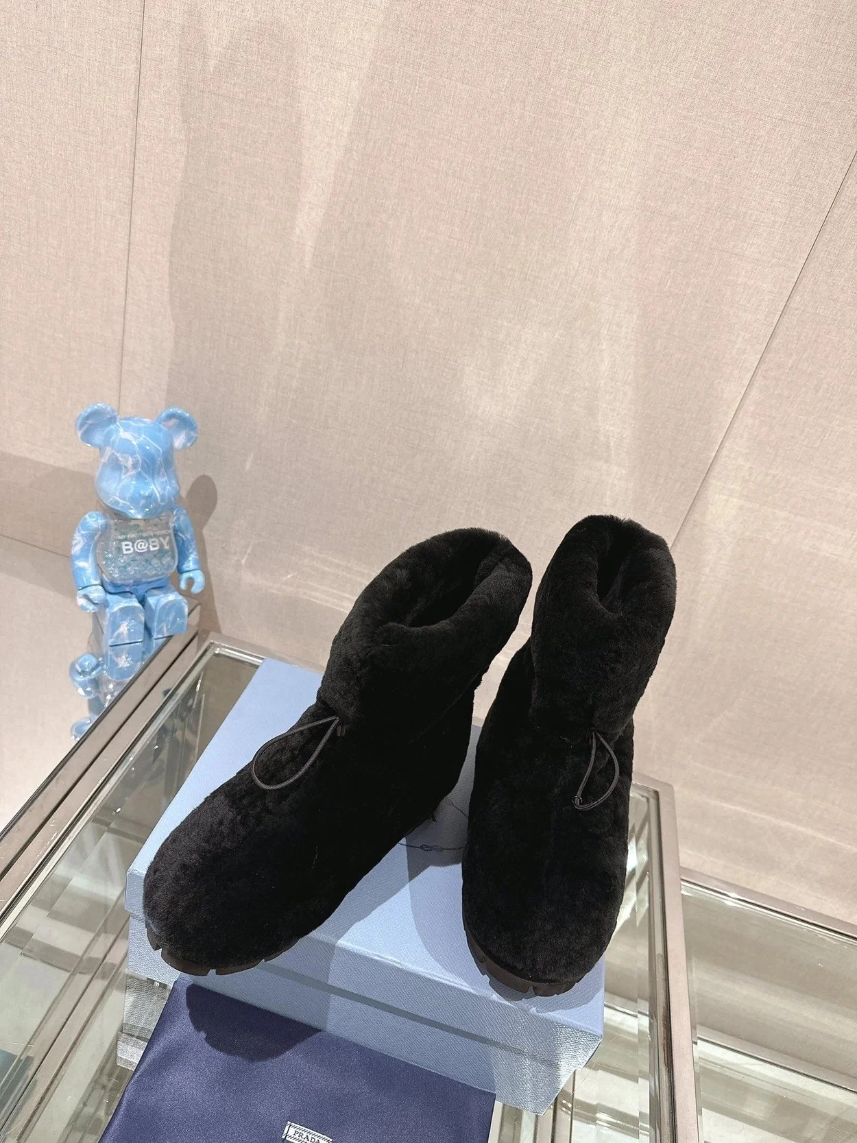 프라다 시어링 부티 블랙