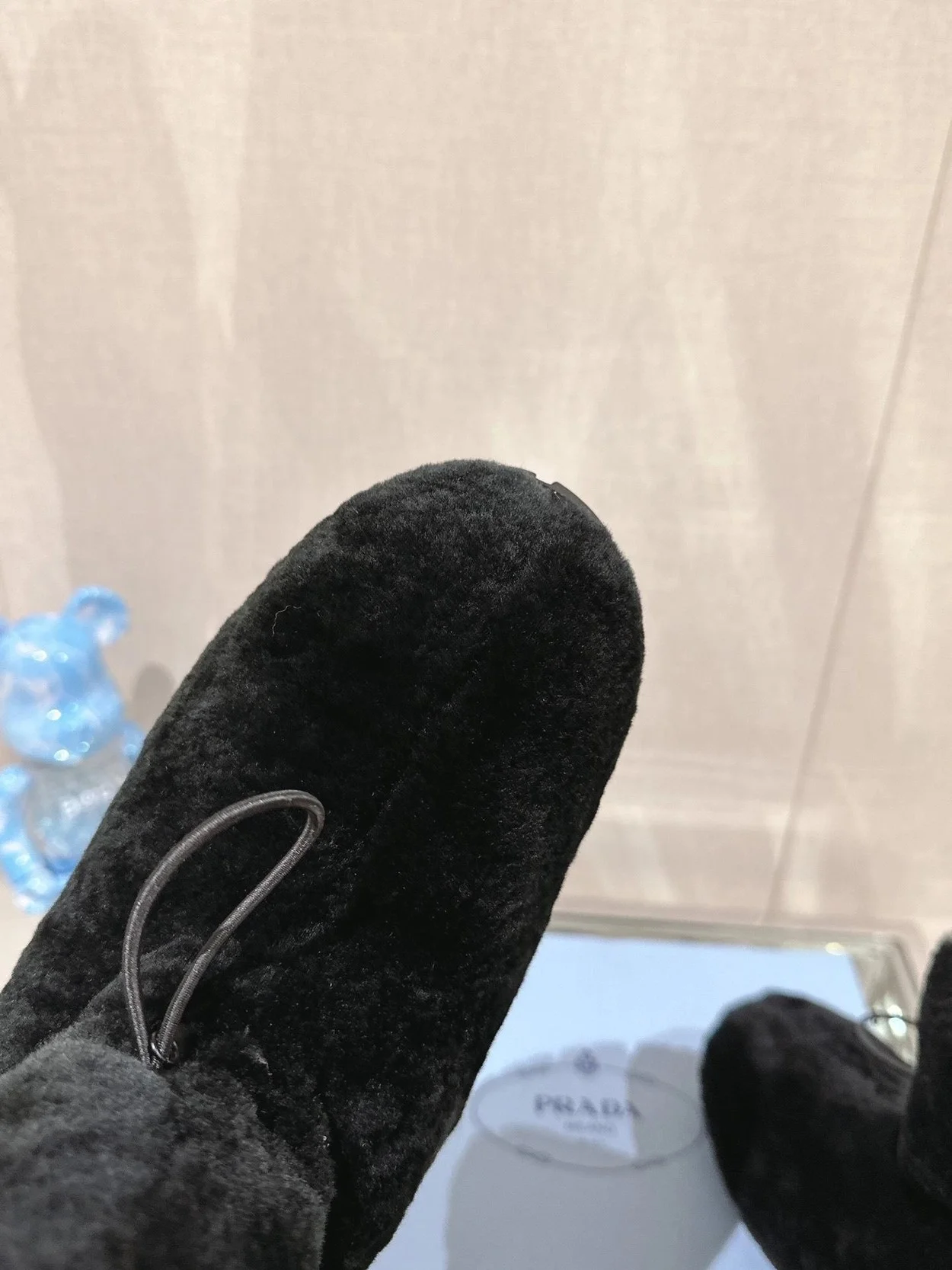 프라다 시어링 부티 블랙