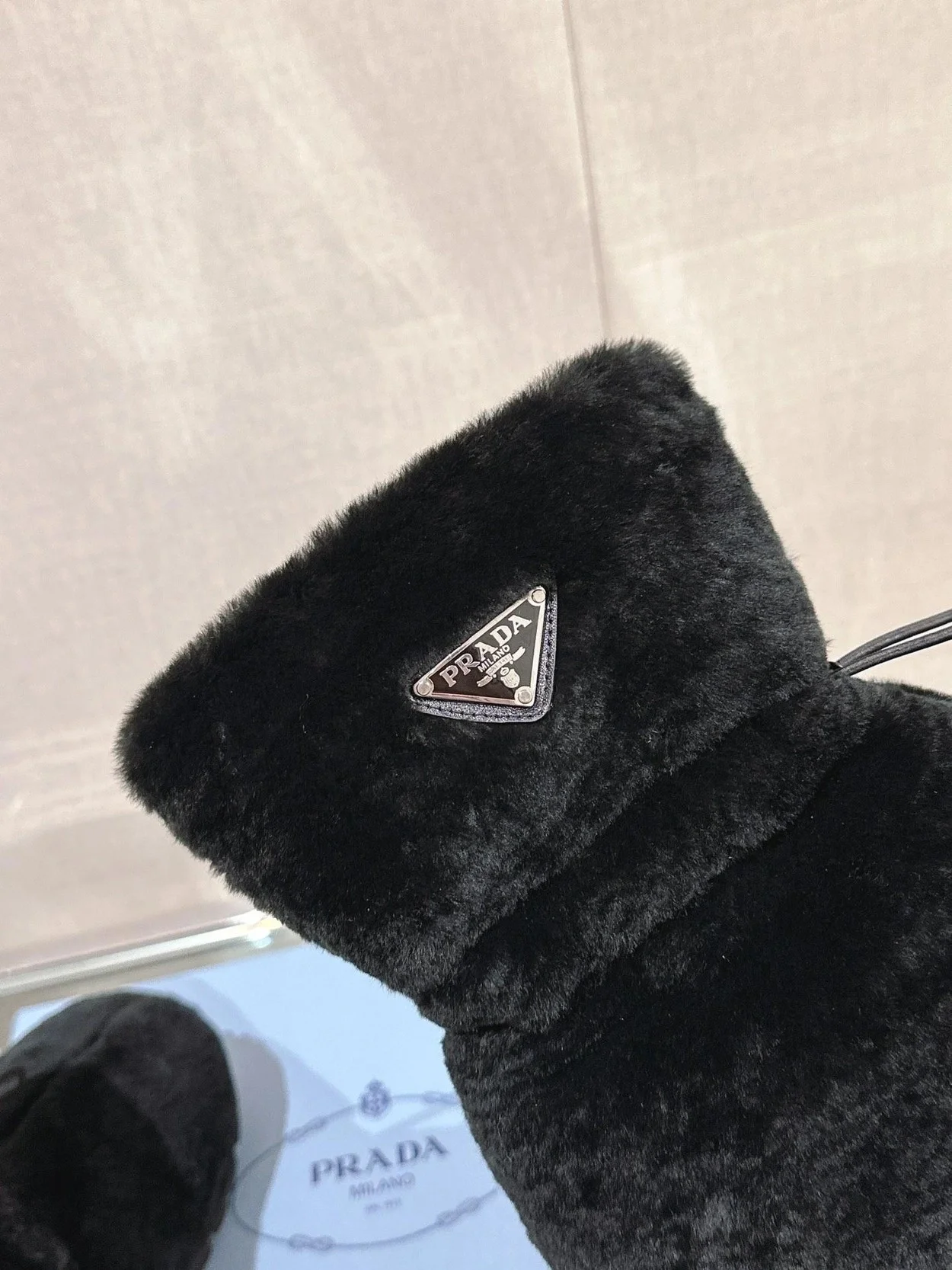 프라다 시어링 부티 블랙