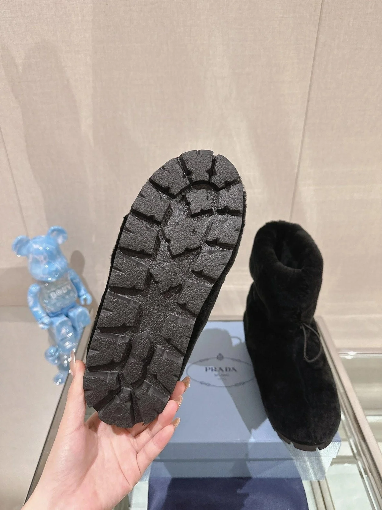 프라다 시어링 부티 블랙