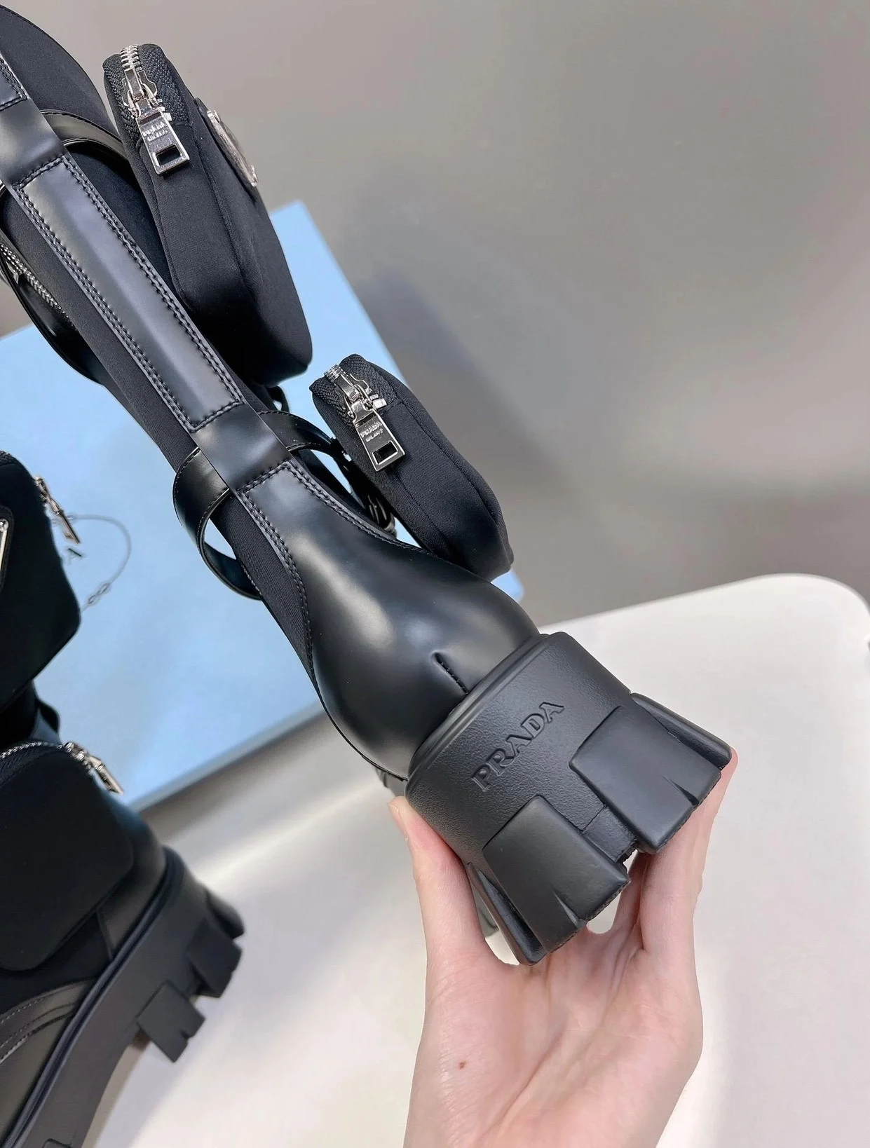 프라다 브러시드 ROIS 가죽 나일론 모노리스 부츠