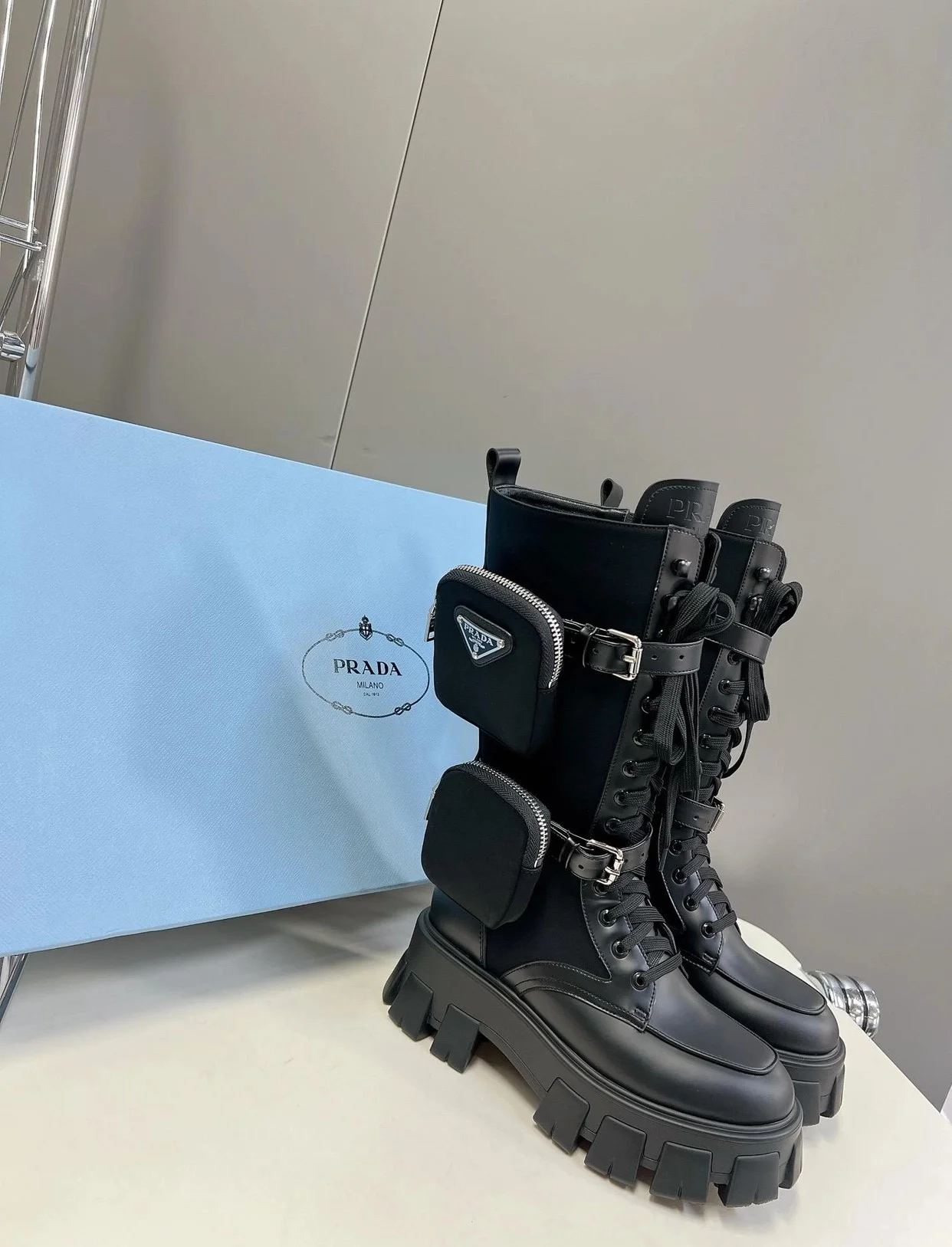 프라다 브러시드 ROIS 가죽 나일론 모노리스 부츠