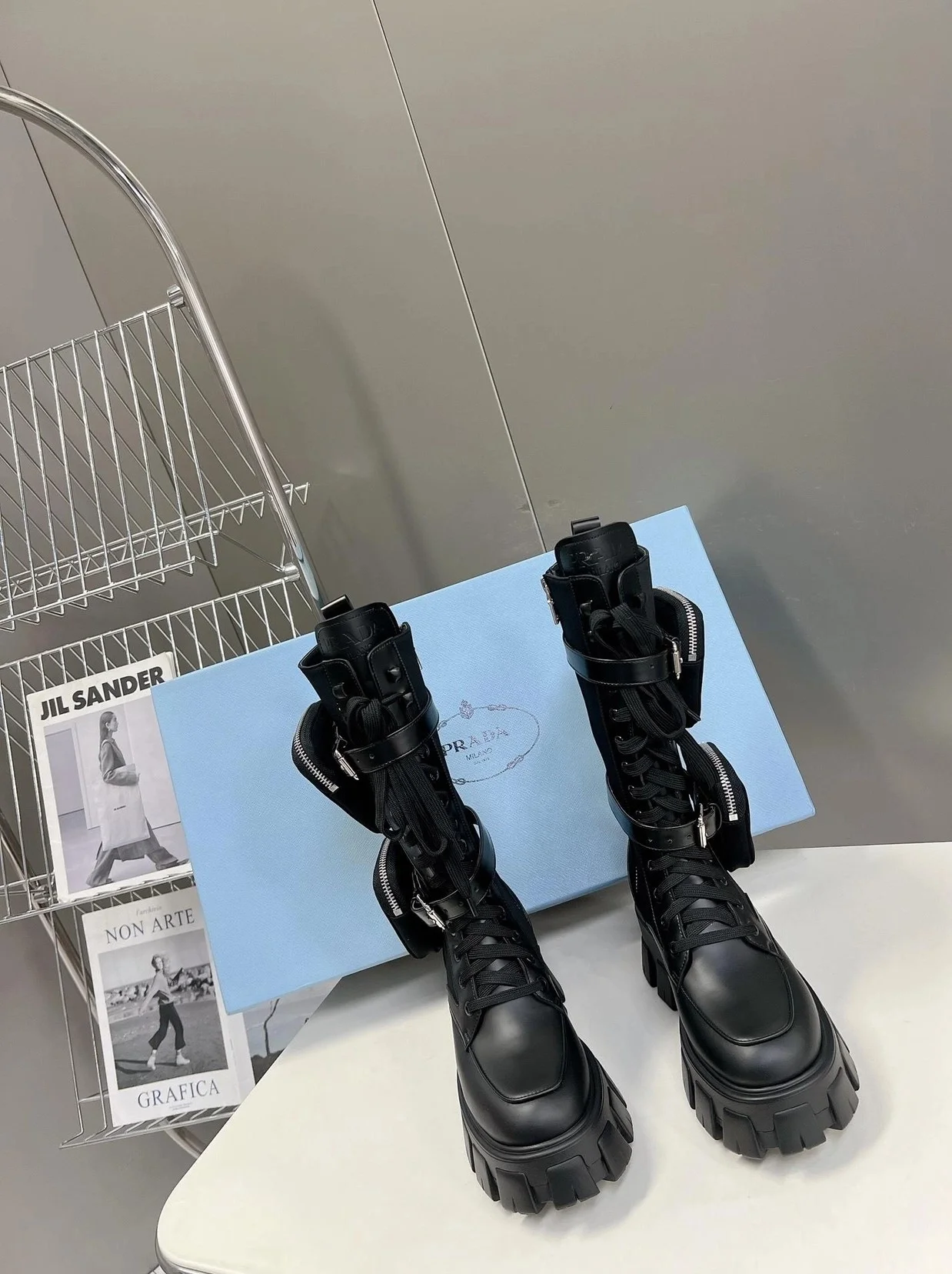 프라다 브러시드 ROIS 가죽 나일론 모노리스 부츠