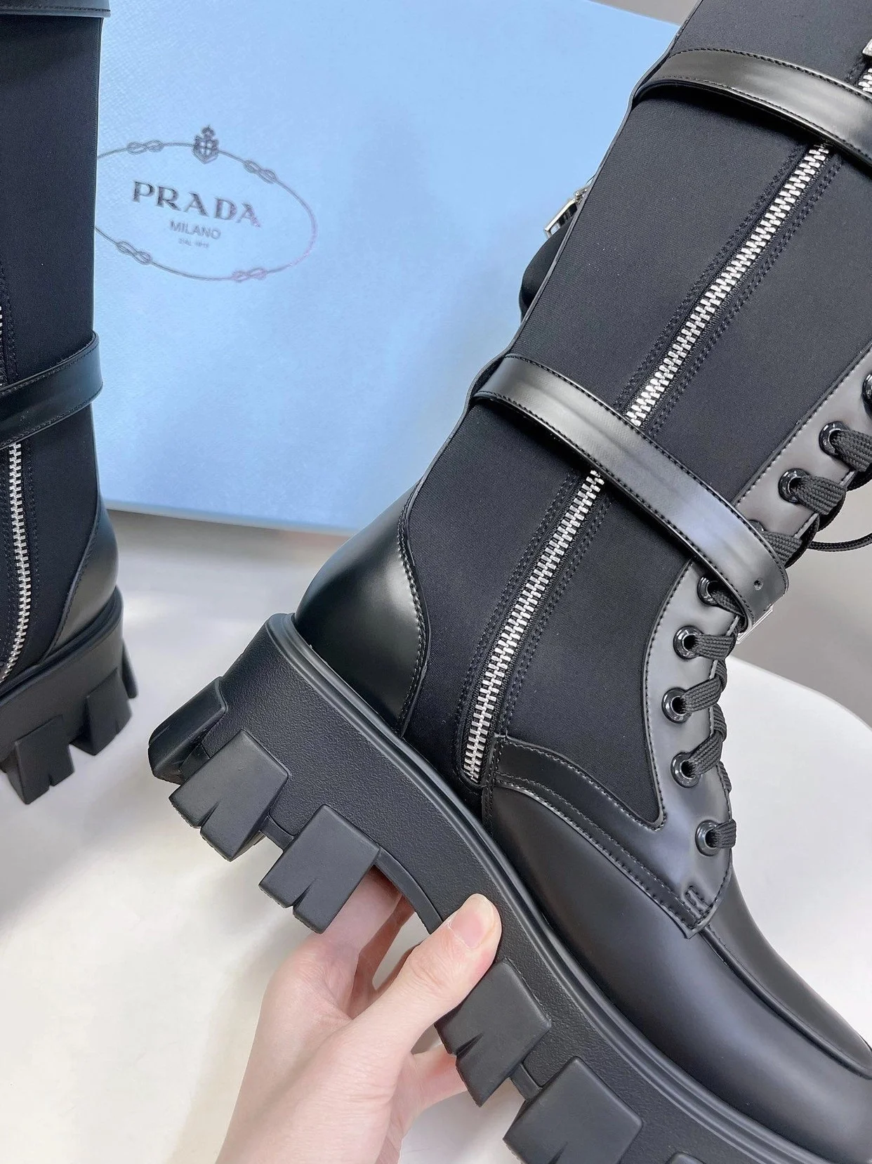 프라다 브러시드 ROIS 가죽 나일론 모노리스 부츠