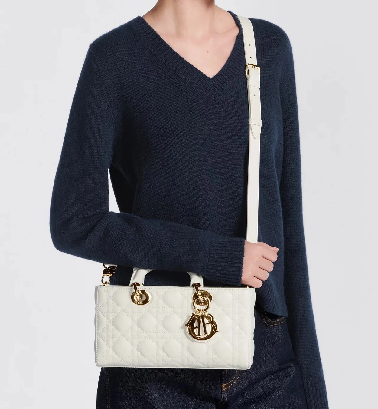 디올 레이디 D-JOY 미디움 백 화이트