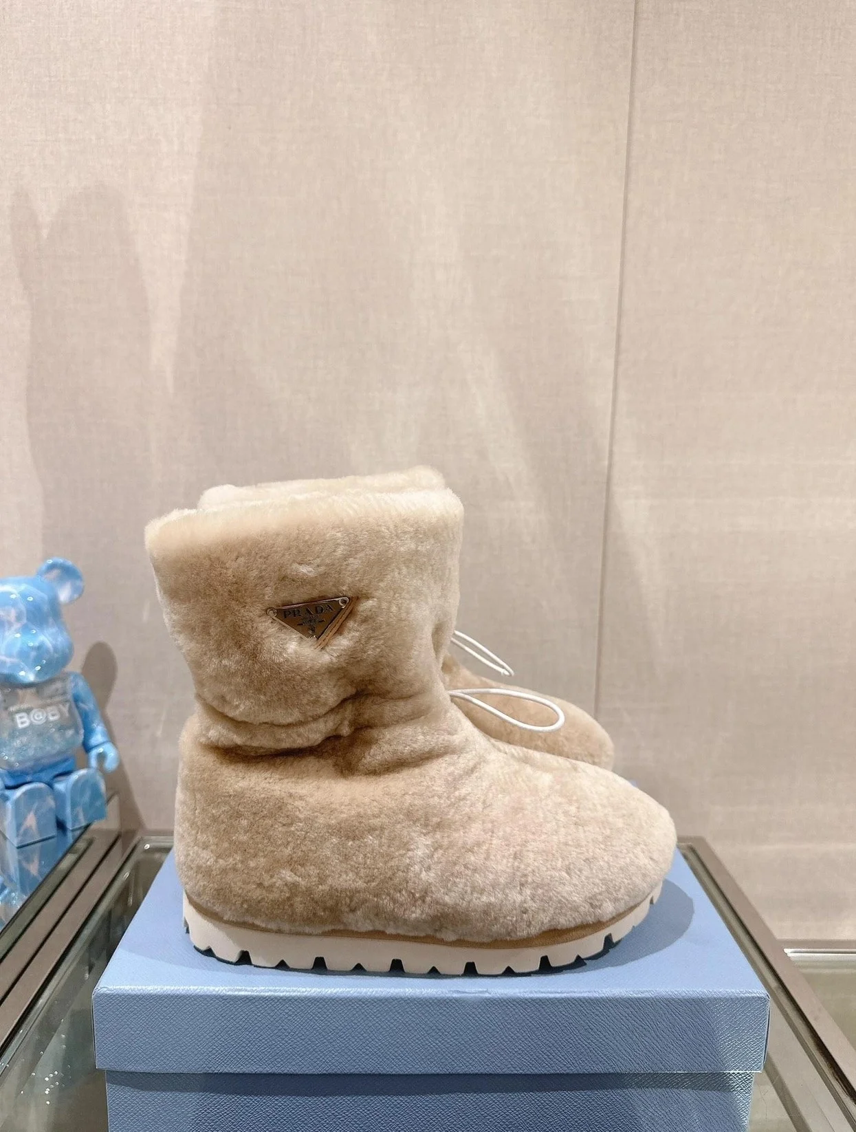 프라다 시어링 부티 에크루 베이지