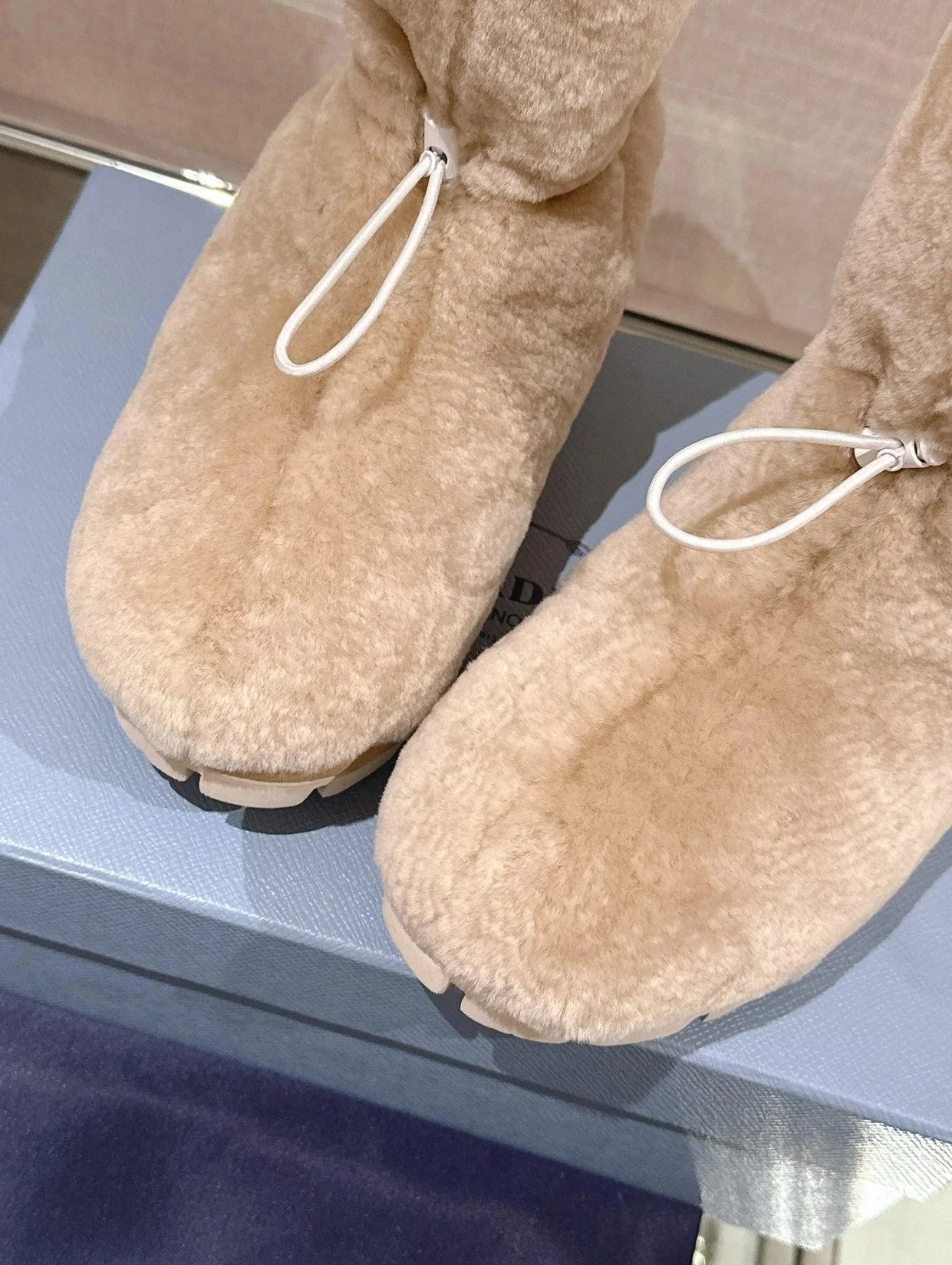 프라다 시어링 부티 에크루 베이지