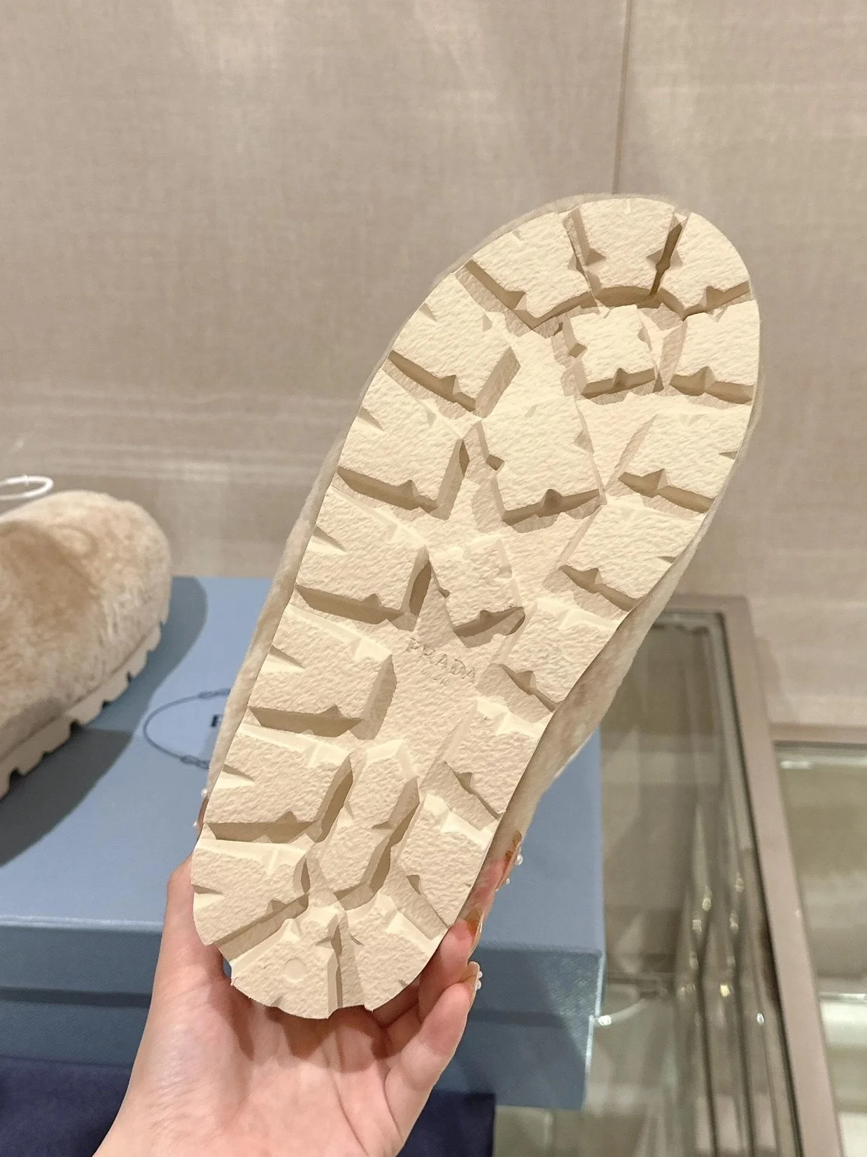 프라다 시어링 부티 에크루 베이지