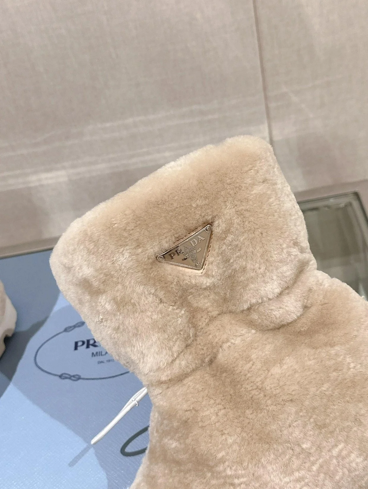 프라다 시어링 부티 에크루 베이지