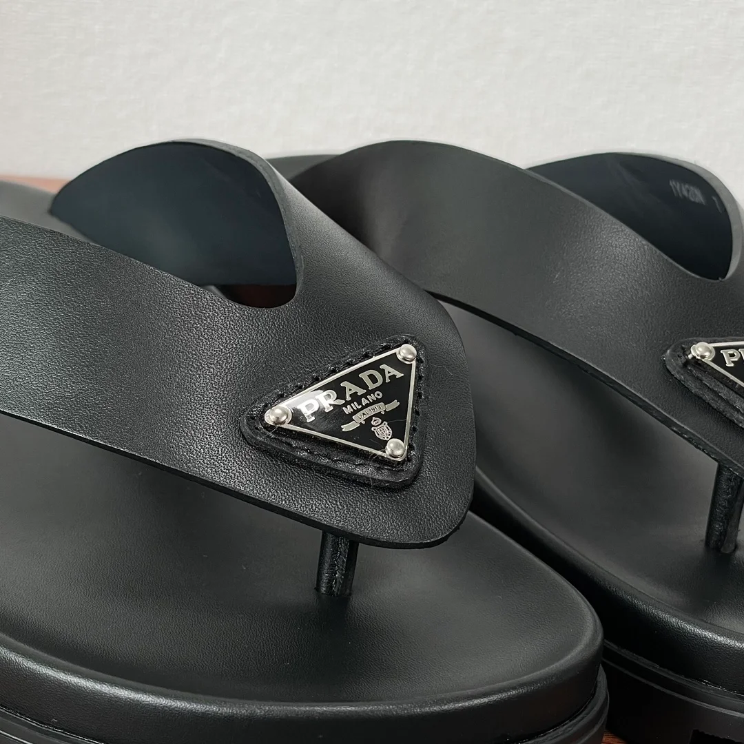 프라다 러버 끈 샌들 블랙