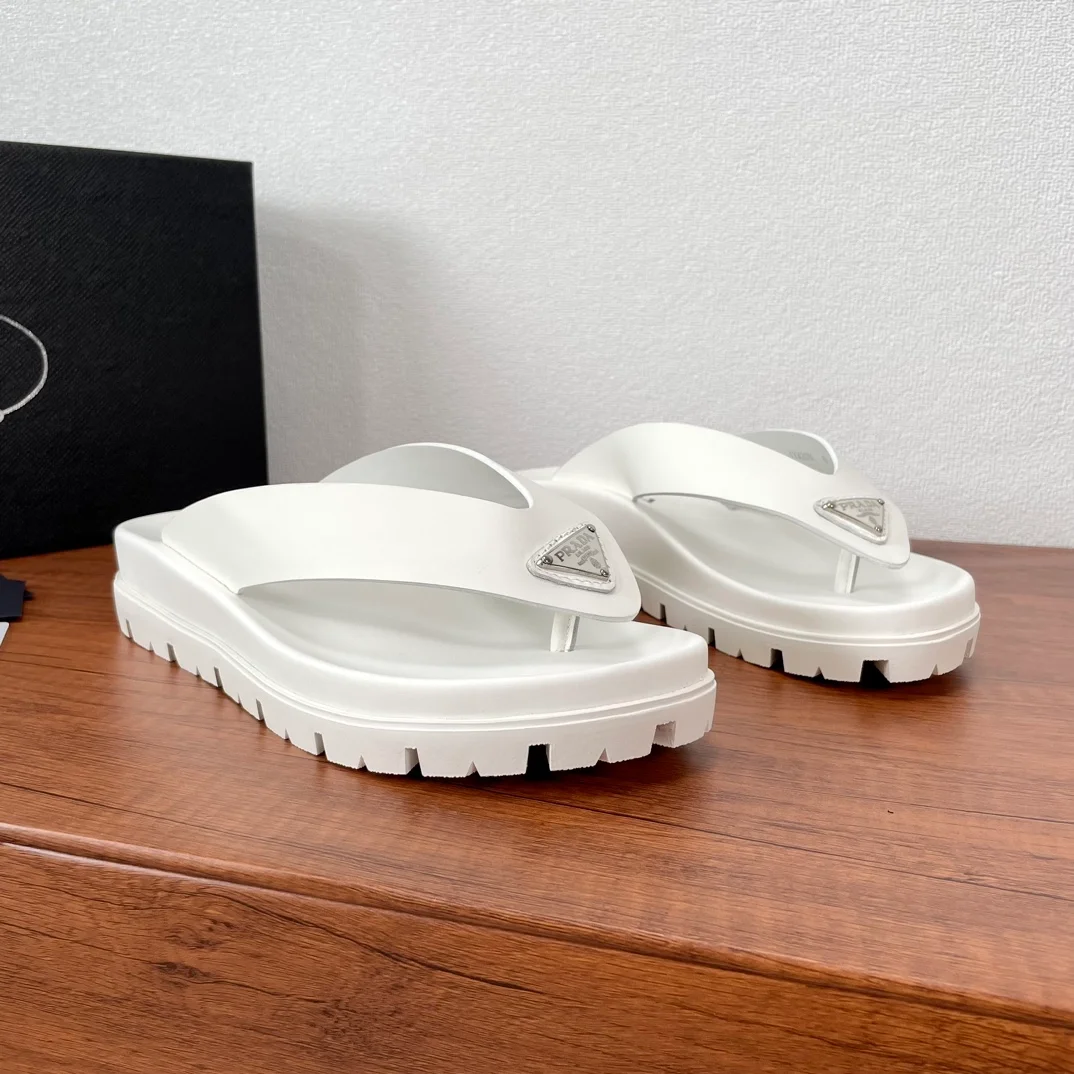 프라다 러버 끈 샌들 화이트