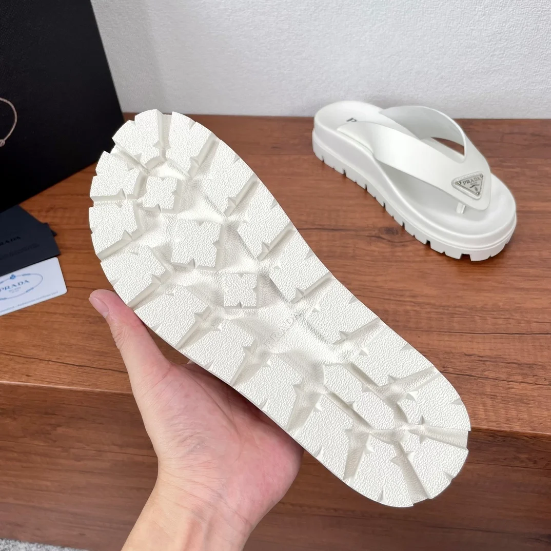 프라다 러버 끈 샌들 화이트