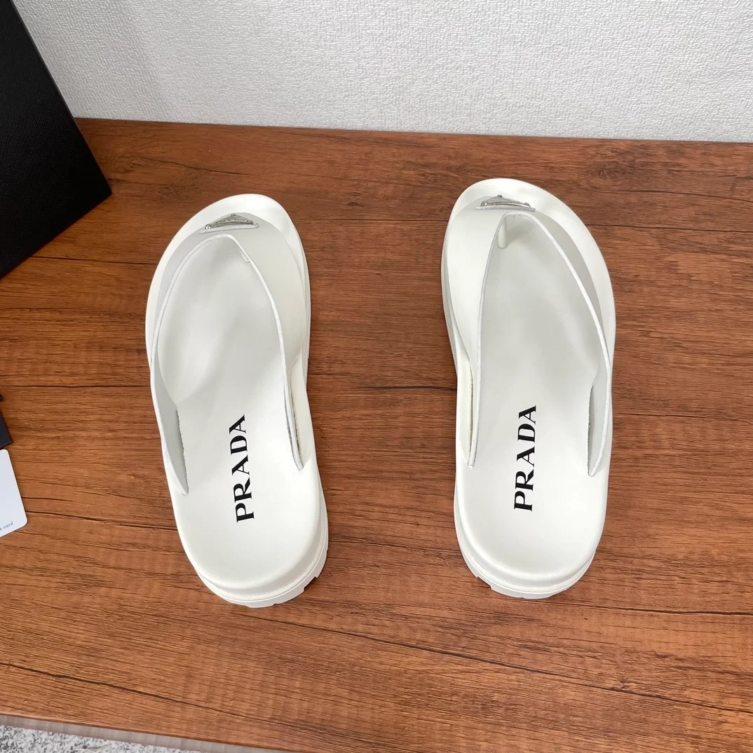 프라다 러버 끈 샌들 화이트