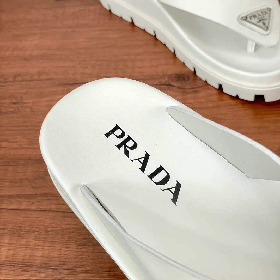 프라다 러버 끈 샌들 화이트