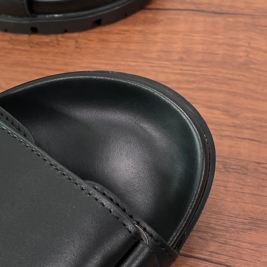 프라다 가죽 스트랩 샌들