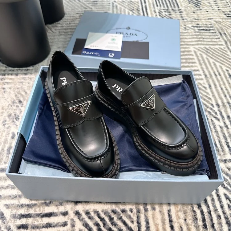 프라다 가죽 삼각 로퍼 블랙