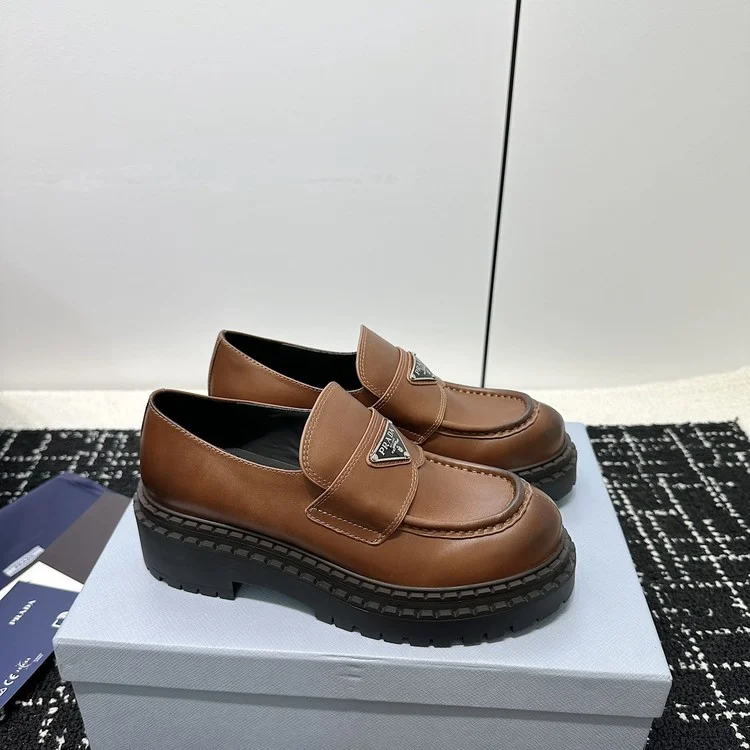 프라다 가죽  삼각 로퍼