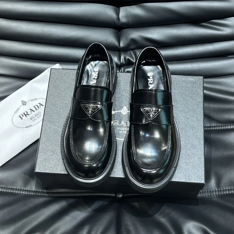 프라다 로퍼로 브러쉬드 삼각로고 블랙