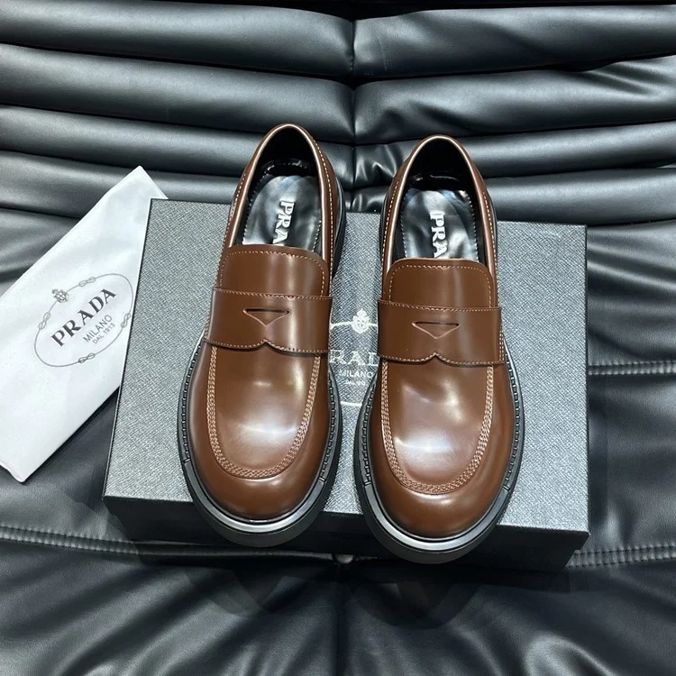 프라다  로퍼로  브러쉬드 브라운